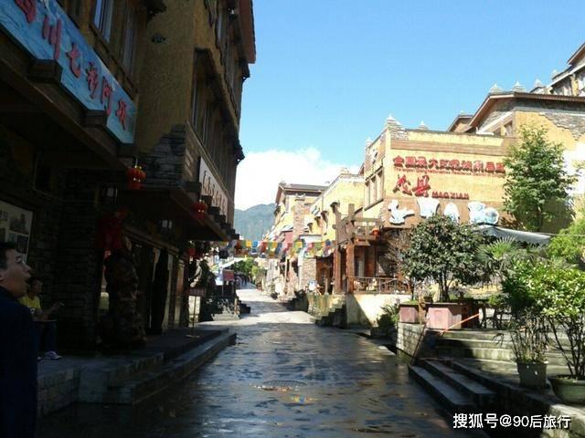 女子称骑摩托带娃，被后车故意撞翻，遇到这种事情该如何处理呢？